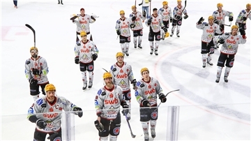 Die Spieler der Fischtown Pinguins bejubelten den Sieg in Wolfsburg mit den rund 300 mitgereisten Fans. 
