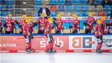 Die Spieler der Fischtown Pinguins gratulieren sich gegenseitig zum erzielten 1:1 Ausgleichstreffer gegen die Schwenninger Wild Wings in der DEL.