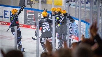 Die Spieler der Fischtown Pinguins in Jubellaune. Freuen sie sich schon bald über den Meistertitel in der DEL?