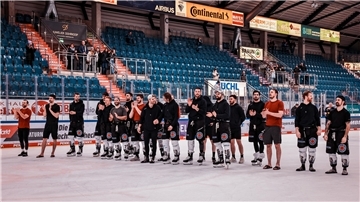 Die Spieler der Fischtown Pinguins jubeln nach dem Sieg beim ERC Ingolstadt mit den mitgereisten Fans über ihren historischen Erfolg.