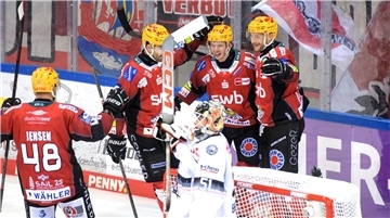 Die Spieler der Fischtown Pinguins wollen auch gegen die Kölner Haie jubeln und oben in der Tabelle dranbleiben.