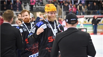 Die Spieler dfer Fischtown Pinguins holen sich nach dem verlorenen Finale die Silbermedaille ab.