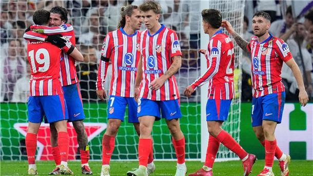 Die Spieler von Atlético Madrid jubeln über das Tor zum 1:1.
