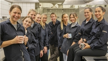 Die Spielerfrauen der Fischtown Pinguins (von links) Teja, Siara, Ellena, Svenja, Michaela, Michelle, Emilie, Maren, Alexandra und Angelica backen Kekse für einen guten Zweck.