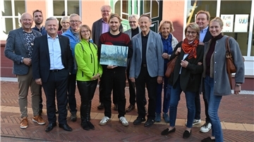 Die Sponsoren des Stadtmaler-Projektes des Bremervörder Kultur- und Heimatkreises nehmen Stadtmaler Clemens Tremmel zum Abschluss seines künstlerischen Schaffens in der Ostestadt in ihre Mitte.