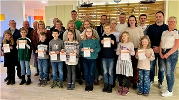größere Gruppe mit Erwachsenen und Kindern