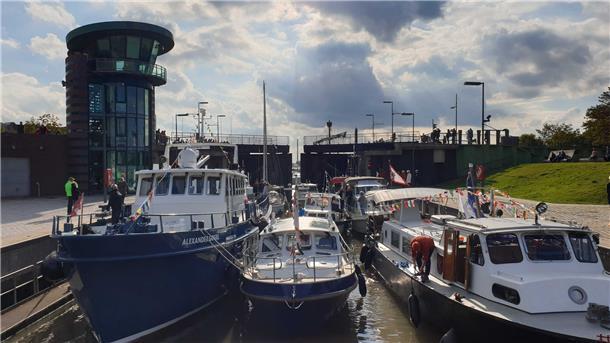 Live-Blog Weser-Parade: Lauter schöne Schiffe vor Bremerhaven Die Sportbootschleuse war gut gefüllt.