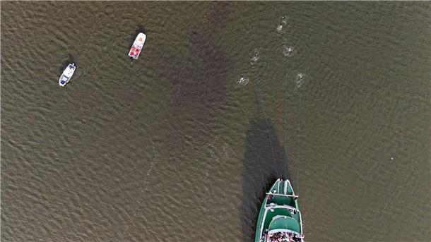 Auf Rekordkurs: Schwimmer ziehen 100-Tonnen-Schiff durch See Die Sportler hatten geplant, sich mit reißfesten Seilen an das Schiff zu binden und den Ausflugsdampfer in einer V-Formation durch das Wasser zu ziehen.