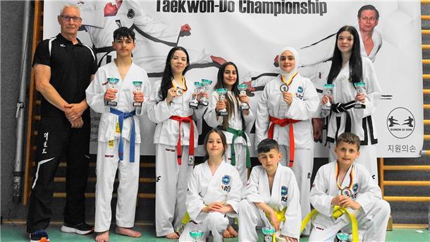 Die Sportschule Dojang schnitt hervorragend ab - mit Trainer Bernd Strahlmann, Emily Smailov, Amine Güngör, Liya Ismail, Julianna Smailov, Asim Kürekci, Elif Meryem Bozkurt, Enishan Yildiz und Erkam Ali Güngör.
