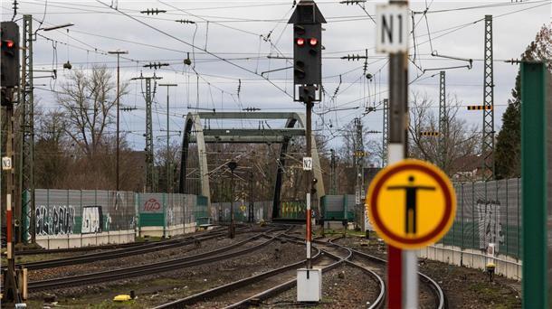 Weltkriegsbombe an Bahnstrecke Karlsruhe-Basel gesprengt Die Sprengung einer Weltkriegsbombe hat für Chaos im Schienenverkehr gesorgt.