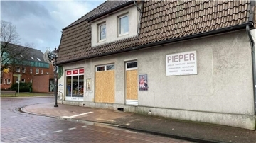 Die Spuren des Einbruchs sind noch gut sichtbar. Ein Glaser hat die beiden zerstörten Fensterscheiben im Fahrradladen von Stefanie und Frank Pieper notdürftig verschalt.