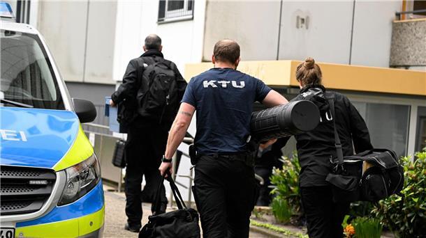 Ratingen: Verdächtiger aus Prepper-Szene in U-Haft Die Spurensicherung auf dem Weg zum Tatort.