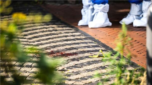 Drei Verletzte bei Auseinandersetzung in Bremen Die Spurensicherung untersucht Blut auf der Fahrbahn.