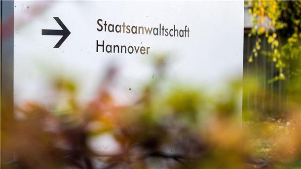 Nach Angriff auf NS-Gedenkstätte – Prozess gegen jungen Mann Die Staatsanwaltschaft wirft dem Angeklagten unter anderem Sachbeschädigung und einen Verstoß gegen das Waffengesetz vor. (Archivbild)