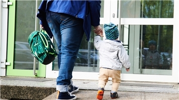 Die Stadt Brake reagiert auf den Bedarf und richtet für Kinder, die mit ihren Angehörigen aus der Ukraine geflüchtet sind, ein eigenes Betreuungsangebot ein. Dreimal die Woche findet es am Nachmittag in der städtischen Kita Braker Butjer an der Bahnhofstraße statt.