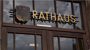 Die Stadt Nordenham hat bei der Greensill-Bank 13,5 Millionen Euro geparkt. Aufgrund der Insolvenz der Bank und der fehlenden Sicherheit für kommunale Anlagen dürfte das Geld für immer futsch sein. 