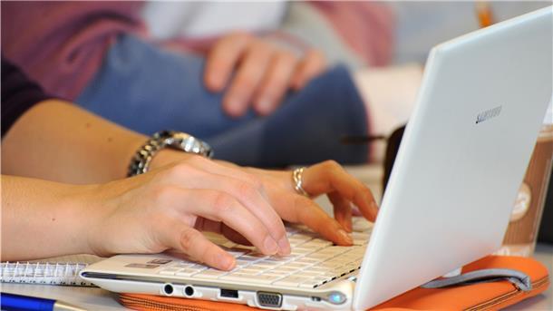 Die Stadt Nordenham kann für die Beschaffung von Laptops für Lehrkräfte an Grundschulen mehr als 38.000 Euro ausgeben.