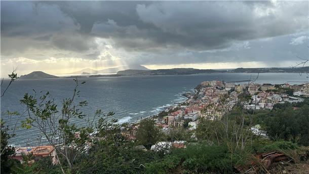 Die Angst spielt mit - Neapel in Sorge vor Supervulkan Die Stadt Pozzuoli liegt auf dem Supervulkan Campi Flegrei, wo Experten nach einer Serie von Erdbeben Schlimmeres befürchten.
