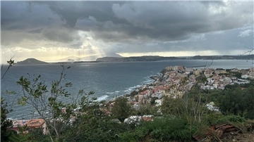 Die Stadt Pozzuoli liegt auf dem Supervulkan Campi Flegrei, wo Experten nach einer Serie von Erdbeben Schlimmeres befürchten.