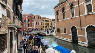 Die Stadt Venedig verbietet künftig von Reiseführern begleitete Touristengruppen mit mehr als 25 Menschen den Zutritt.