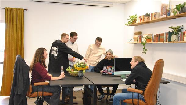 Die Stadt Zeven hat einen neuen Coworking-Space. Fynn Kliemann, Florian Bottmann (rechts im Bild) und Team machen es vor: Gemeinsam neugierig und kreativ sein, dabei entstehen tolle Ideen.
