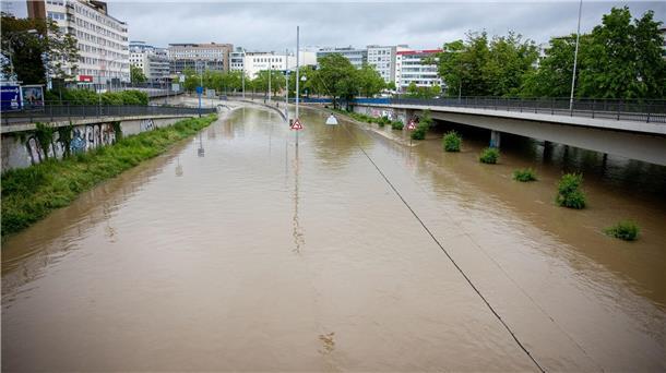 Hochwassernacht im Saarland - Scholz versichert Solidarität Die Stadtautobahn A620 in Saarbrücken steht unter Wasser.