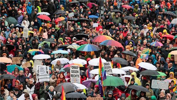 Umfrage: Sicherheitsgefühl in Deutschland sinkt Die „Stadtbild“-Debatte hat bundesweit zu Demonstrationen geführt. (Archivbild)