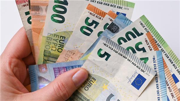Bild von einer Hand, die viele Euro-Scheine hält