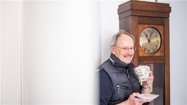 Die Standuhr in Gerhard Schultzes Arbeitszimmer hat zwei Kriege und etliche Umzüge schadlos überstanden.