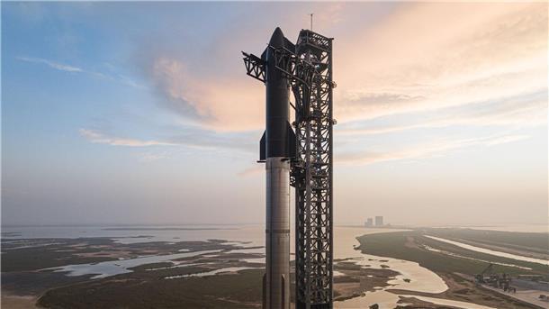 Die Starship-Rakete von SpaceX bestehent aus dem rund 70 Meter langen Booster „Super Heavy“ und der rund 50 Meter langen, ebenfalls „Starship“ genannten oberen Stufe.