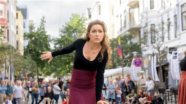 Die Stelzenläuferinnen von Danzkankó zeigen tanzend, wie es funktioniert mit Annäherung und Abstoßung.