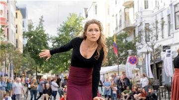 Die Stelzenläuferinnen von Danzkankó zeigen tanzend, wie es funktioniert mit Annäherung und Abstoßung.