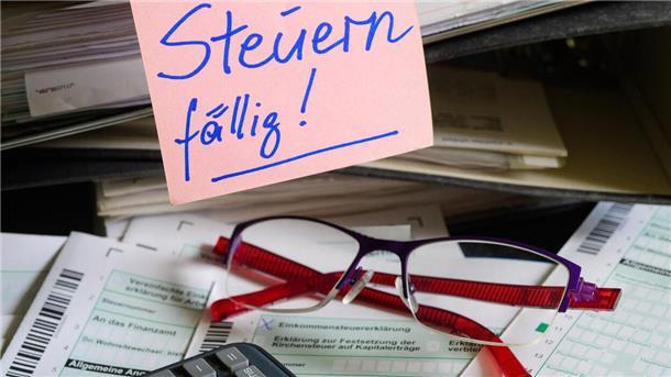 Klebeschild am Computer erinnert an die Abgabe der Steuererklärung.