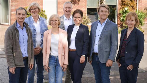 Stiftung Gewässerschutz Weser-Ems stellt sich neu auf Die Stiftung Gewässerschutz hat sich personell neu aufgestellt. Sigrid Rakow (Dritte von links) ist aus dem Vorstand verabschiedet worden, zu dem nun Dr. Barbara Grabkowsky (Dritte von rechts) und Karsten Specht (Zweiter von rechts) gehören. Es fehlt Rüdiger Wohlers. Das Kuratorium der Stiftung bilden (von links) Dr. Arno Krause und Ute Schlautmann sowie als Vorsitzender Michael Kramer (Vierter von links). Geschäftsführerin der Stiftung ist Annette Groth (rechts).