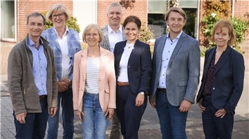 Die Stiftung Gewässerschutz hat sich personell neu aufgestellt. Sigrid Rakow (Dritte von links) ist aus dem Vorstand verabschiedet worden, zu dem nun Dr. Barbara Grabkowsky (Dritte von rechts) und Karsten Specht (Zweiter von rechts) gehören. Es fehlt Rüdiger Wohlers. Das Kuratorium der Stiftung bilden (von links) Dr. Arno Krause und Ute Schlautmann sowie als Vorsitzender Michael Kramer (Vierter von links). Geschäftsführerin der Stiftung ist Annette Groth (rechts).