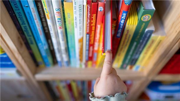 Woher Leseschwäche kommt und was dagegen hilft Die Stiftung Lesen bietet kostenfreie Materialien und Projekte zum Lesen und Vorlesen für Kinder. (Symbolbild)