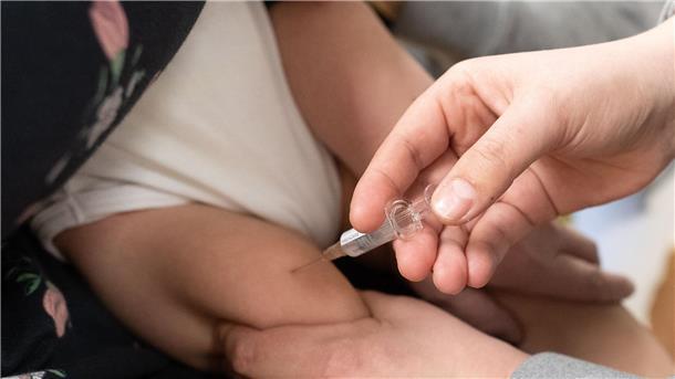 Stiko empfiehlt RSV-Schutz für Säuglinge Die Stiko empfiehlt für Neugeborene die RSV-Impfung.