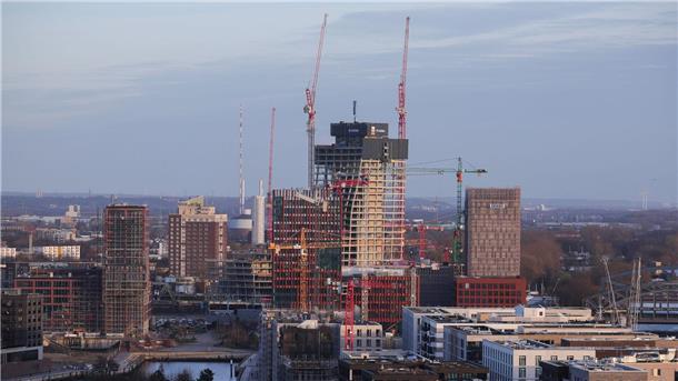 Elbtower-Insolvenzverwalter: Verkaufsprozess startet bald Die stillgelegte Baustelle des Elbtower (M) ganz im Osten der Hafencity in Hamburg.