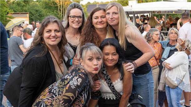 Mit mehreren Fotos: So lief die Ehemaligen-Party am Luisenhof in Nordenham Auch diese Frauen waren vor Ort