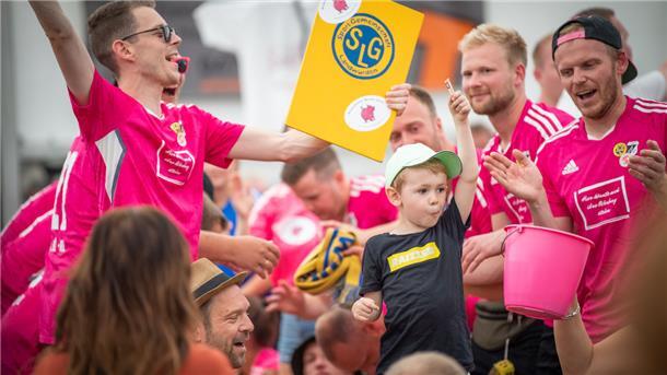 Die Stimmung kocht im Festzelt des Dedesdorfer Marktes: Die Kicker der SG Landwürden machten ordentlich was los. Foto: Hartmann