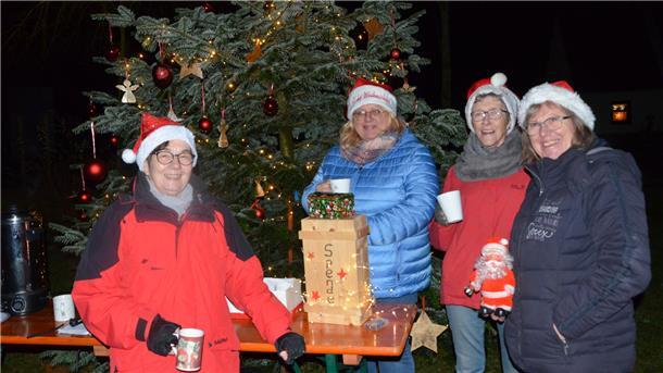 Die "Stockenten" Käte Lührs (von links), Gabi Battermann, Hiltrud Oetjen und Monika Ott sorgen ganz spontan an allen Mittwochabenden im Advent für besinnliche Stimmung und heiße Getränke in Hipstedt.