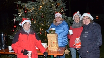 Die "Stockenten" Käte Lührs (von links), Gabi Battermann, Hiltrud Oetjen und Monika Ott sorgen ganz spontan an allen Mittwochabenden im Advent für besinnliche Stimmung und heiße Getränke in Hipstedt.