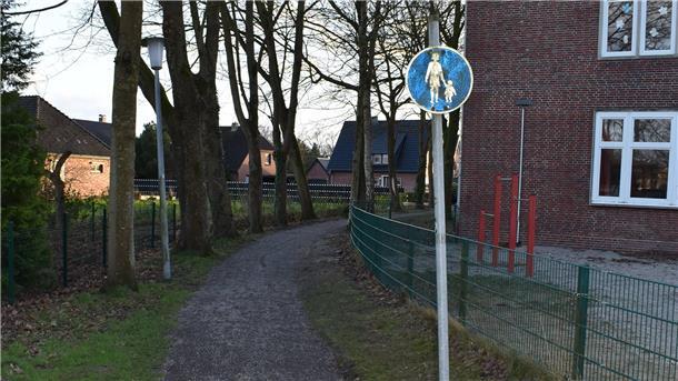 Wie bei der Grundschule Rodenkirchen Stolperfallen beseitigt werden konnten Gehweg an einer Schule