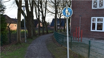 Gehweg an einer Schule
