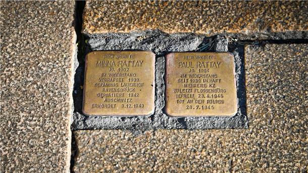 Ist Hitler ein Kommunist gewesen? Wie Zeitzeugin Edelgard Herfort reagiert Stolpersteine für Minna und Paul Rattay in Bremerhaven.