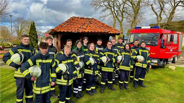 17 neu ausgebildete Feuerwehrleute im Dienst Die stolzen Absolventinnen und Absolventen des Grundausbildungslehrganges nach der bestandenen praktischen Abschlussprüfung.