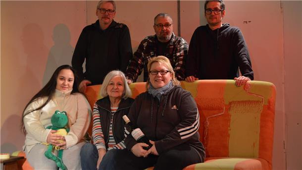 Die Stoteler Plattenspeelers haben die Probenarbeit für die Aufführungen im März aufgenommen (von links, sitzend): Janet Lopes, Christel Krause, Sylvia Rosenhagen; (stehend): Stefan Boeckelken, Gerhard Krause und Andreas Lingemann. 