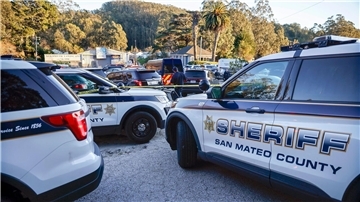 Die Strafverfolgungsbehörden, darunter das San Mateo County Sheriff’s Office, untersuchen einen Tatort in Half Moon Bay.