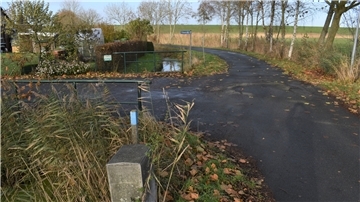 Die Straße Am Friesenkirchhof in Langwarden ist in einem desolaten Zustand. Sie könnte jetzt im Zuge eines Pilotprojekts saniert werden.