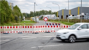 Die Straße "Am Lunedeich" ist bei der Holzhandlung Cordes gesperrt.